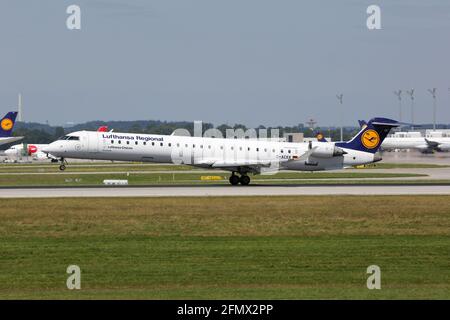 München, Deutschland – 8. August 2016: Lufthansa Regional Bombardier CRJ-900 am Flughafen München (MUC) in Deutschland. Stockfoto