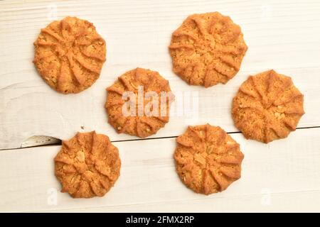 Mehrere runde leckere Cerealien-Kekse, Makro, liegen auf einem Holztisch, Draufsicht. Stockfoto