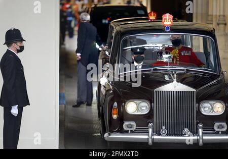 Oberstleutnant Michael Vernon - Komptroller des Büros des Lord Chamberlain - begleitet die Kaiserkrone zurück zum Turm Von London af Stockfoto