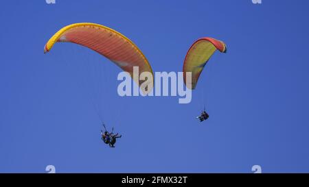 POK, NEPAL - Mar 11, 2021: Menschen paragliding in Pokhara für Abenteuer Stockfoto