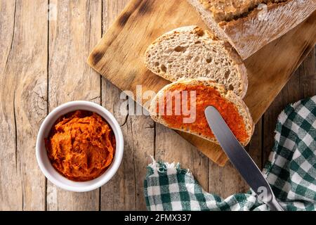 Toastbrot in Scheiben mit Sobrasada auf rustikalem Holztisch Stockfoto