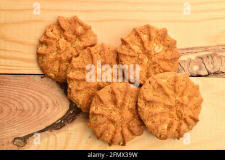 Mehrere runde leckere Cerealien-Kekse, Makro, liegen auf einem Holztisch, Draufsicht. Stockfoto