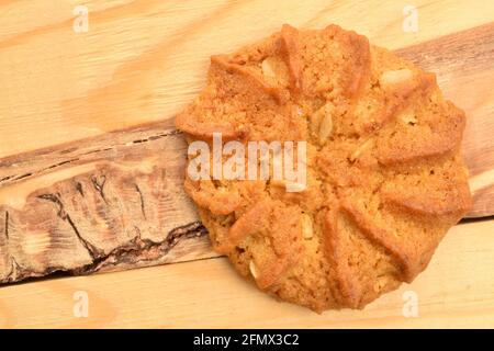 Eine Runde lecker, Cerealien-Keks, Makro, auf einem Holztisch liegen, Draufsicht. Stockfoto