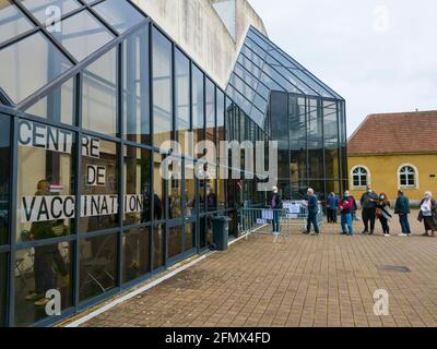 Frankreich, Eure-et-Loir (28), Chateaudun, Schlange beim Impfzentrum Covid 19, das vorübergehend im Gemeinschaftsraum von Leo Lagrange eingerichtet wurde, 11. Mai 2021 Stockfoto