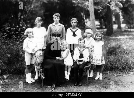 Zita von Bourbon Parma, 9.5.1892 - 14.3.1989, Ehefrau von Kaiser Karl I. von Österreich, Gruppenbild, ZUSÄTZLICHE-RECHTE-FREIGABE-INFO-NOT-AVAILABLE Stockfoto