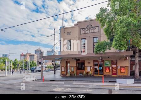 Das Madison Hotel (ehemals Subway Hotel) an der Ecke Devonshire Street und Chalmers Street in Surry Hills, Sydney, wurde zwischen den beiden Weltkriegen erbaut und ist ein 24-Stunden-Pub Stockfoto