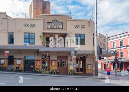 Das Madison Hotel (ehemals Subway Hotel) an der Ecke Devonshire Street und Chalmers Street in Surry Hills, Sydney, wurde zwischen den beiden Weltkriegen erbaut und ist ein 24-Stunden-Pub Stockfoto