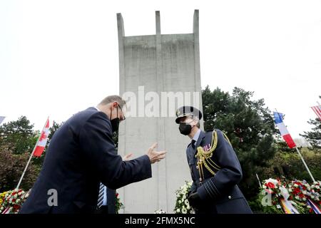 12. Mai 2021, Berlin: Michael Müller (SPD), Regierender Bürgermeister, und Mark Heffron (r), stellvertretender Oberbefehlshaber der RAF Deutschland, nehmen anlässlich des 72. Jahrestages des Endes der Berliner Blockade an einer Gedenkfeier vor der Airlift-Gedenkstätte auf dem Lutbrücke-Platz Teil. Kranzniederlegungen wurden abgehalten, um an die Piloten und Besatzungsmitglieder zu erinnern, die ihr Leben verloren haben, als die Stadt Berlin von westalliierten Flugzeugen versorgt wurde, nachdem die sowjetischen Besatzungstruppen die Land- und Wasserwege von der Trizone nach West-Berlin durch die Berliner Blockade von 24 geschlossen hatten 1948. Bis 12. Juni Stockfoto