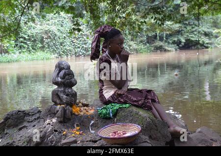 Osun Osogbo, Osun Sacred Grove und River: Opfer für Götter. Stockfoto