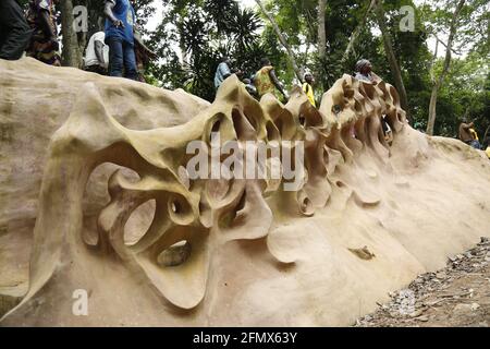 Osun Osogbo, Osun Sacred Grove und River: Die geschnitzte Mauer. Stockfoto