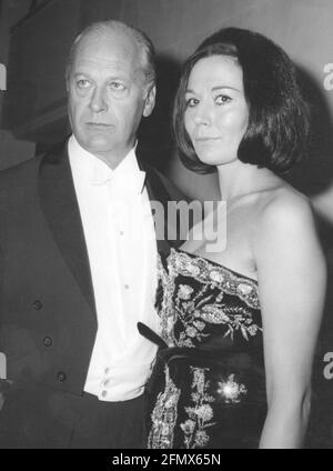 Jürgens, Curd, 13.12.1915 - 18.6.1982, deutscher Schauspieler, halbe Länge, Mit seiner Frau Simone Bichreon, ZUSÄTZLICHE-RECHTE-FREIGABE-INFO-NICHT-VERFÜGBAR Stockfoto