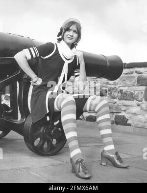 Mode, 70er Jahre, Damenmode, junge Frau in Kurzkleid und Ringelstrümpfen, 1971, ZUSÄTZLICHE-RIGHTS-CLEARANCE-INFO-NOT-AVAILABLE Stockfoto