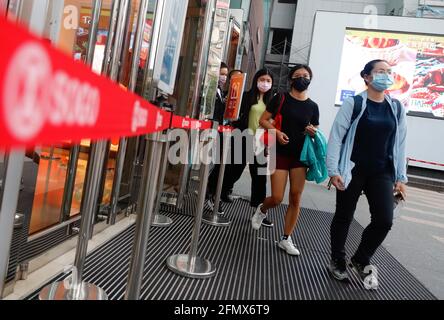 Taipei, Taioei, Taiwan. Mai 2021. Barrikaden werden eingerichtet, um Menschen daran zu hindern, ein Einkaufszentrum zu betreten, da es wegen Sanitisierung geschlossen ist, da Taiwan die Beschränkungen für große Versammlungen und Veranstaltungen verschärft hat, nachdem am Mittwoch 16 lokal erworbene Fälle von Covid-19 aufgezeichnet wurden. Taiwans zentrales Seuchenkontrollzentrum sagte, dass eine Verhängung einer Sperre in den kommenden Tagen möglich sei, da es häusliche Fälle ohne klare Infektionsquelle gegeben habe, da weniger Menschen auf den Straßen zu sehen seien. Quelle: Daniel Ceng Shou-Yi/ZUMA Wire/Alamy Live News Stockfoto