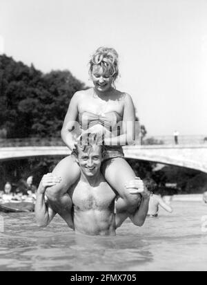 Menschen, Paare, Paare, die an der Isar baden, München, Deutschland, 1950er Jahre, ZUSÄTZLICHE-RIGHTS-CLEARANCE-INFO-NOT-AVAILABLE Stockfoto