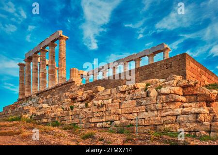 Poseidon Tempelruinen am Kap Sounio bei Sonnenuntergang, Griechenland Stockfoto