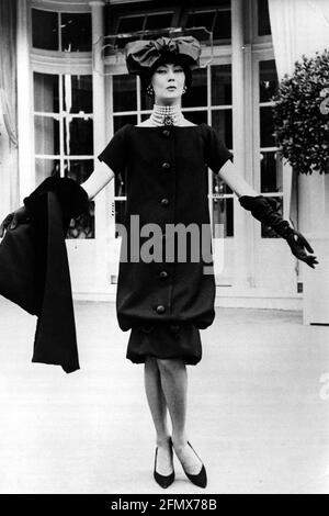 Mode, Schmuck, Modell, Kleid, von Christian Dior, in voller Länge, 1959, ZUSÄTZLICHE-RIGHTS-CLEARANCE-INFO-NOT-AVAILABLE Stockfoto