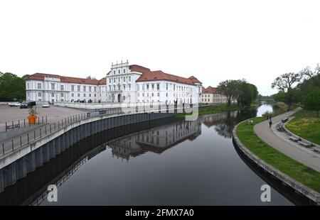 Oranienburg, Deutschland. Mai 2021. Das Schloss Oranienburg spiegelt sich im Wasser der Havel wider. Im Palast ist die Ausstellung "Machtmensch. Familienmitglied Der Große Kurfürst“. Die Stiftung Preußische Schlösser und Gärten Berlin-Brandenburg (SPSG) eröffnet den Besuchern die Schlösser Caputh, Rheinsberg und Oranienburg wieder. Quelle: Soeren Stache/dpa-Zentralbild/dpa/Alamy Live News Stockfoto
