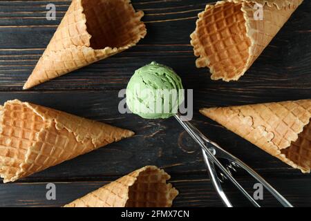 Schaufel mit Eis und Zapfen auf Holzhintergrund Stockfoto