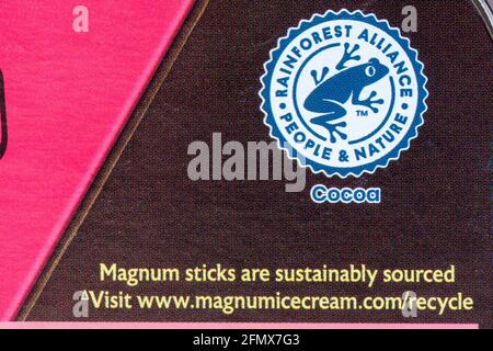 Rainforest Alliance Certified Symbol Logo Kakaobeschaffung auf Karton Magnum Double Himbeer-Eiscreme Stockfoto