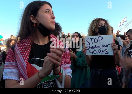 Junge palästinensische Frauen rufen während einer Demonstration gegen die Vertreibung palästinensischer Familien aus ihren Häusern und die Siedlungsaktivitäten in Scheich Jarrah, einem überwiegend palästinensischen Viertel, am 07. Mai 2021 in Ostjerusalem, Israel, Parolen. Dutzende palästinensische Bewohner von Scheich Jarrah stehen seit Jahren vor einer möglichen Räumung, inmitten verstärkter Bemühungen von rechten Siedlergruppen, die behaupten, dass das Land vor der Gründung Israels im Besitz von Juden war, als 1948. Die Drohung mit Räumung hat zu häufigen Protesten geführt. Stockfoto