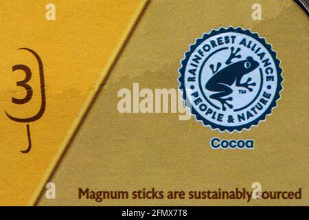 Rainforest Alliance People & Nature Certified Symbol Logo Kakao auf Box mit Magnum Double Gold Caramel Milliardär Eiscreme Stockfoto