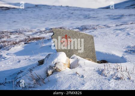 Routenmarkierung von Pilegrimlsleden im Spätherbst nach Schneefall in der Nacht. Pilgerweg, Dombås, Dovre Nationalpark, Innlandet, Norwegen Stockfoto