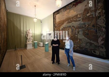 Oranienburg, Deutschland. Mai 2021. Zwei Frauen besuchen das Museum von Schloss Oranienburg in der Ausstellung „Machtmensch. Familienmitglied Der große Kurfürst' vor der Statue des Kurfürsten von Frans Dieussart (Francois Dusart) die Wandteppiche. Bis zum 18. Jahrhundert galten Wandteppiche als wirksames Mittel, fürstliche Macht zu inszenieren. Die Stiftung Preußische Schlösser und Gärten Berlin-Brandenburg (SPSG) eröffnet den Besuchern die Schlösser Caputh, Rheinsberg und Oranienburg wieder. Quelle: Soeren Stache/dpa-Zentralbild/dpa/Alamy Live News Stockfoto