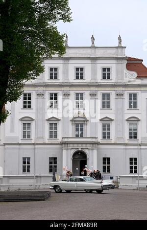 Oranienburg, Deutschland. Mai 2021. Vor dem Schloss Oranienburg wartet eine Hochzeitsfeier auf die Braut. Der Palast beherbergt auch die Ausstellung "Machtmensch. Familienmitglied Der große Kurfürst ist im Palast zu sehen. Die Stiftung Preußische Schlösser und Gärten Berlin-Brandenburg (SPSG) eröffnet den Besuchern die Schlösser Caputh, Rheinsberg und Oranienburg. Kredit: Soeren Sache/dpa-Zentralbild/dpa - ACHTUNG: Verwenden Sie nur im vollen Format/dpa/Alamy Live Nachrichten Stockfoto