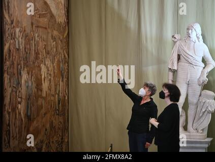 Oranienburg, Deutschland. Mai 2021. Zwei Frauen besuchen das Museum von Schloss Oranienburg in der Ausstellung „Machtmensch. Familienmitglied Der große Kurfürst' vor der Statue des Kurfürsten von Frans Dieussart (Francois Dusart) die Wandteppiche. Bis zum 18. Jahrhundert galten Wandteppiche als wirksames Mittel, fürstliche Macht zu inszenieren. Die Stiftung Preußische Schlösser und Gärten Berlin-Brandenburg (SPSG) eröffnet den Besuchern die Schlösser Caputh, Rheinsberg und Oranienburg wieder. Quelle: Soeren Stache/dpa-Zentralbild/dpa/Alamy Live News Stockfoto