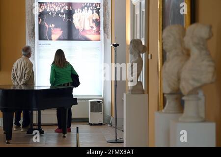 Oranienburg, Deutschland. Mai 2021. Zwei Besucher betrachten die Ausstellung 'Machtmensch. Familienmitglied Der Große Kurfürst“. Die Stiftung Preußische Schlösser und Gärten Berlin-Brandenburg (SPSG) eröffnet den Besuchern die Schlösser Caputh, Rheinsberg und Oranienburg. Quelle: Soeren Stache/dpa-Zentralbild/dpa/Alamy Live News Stockfoto