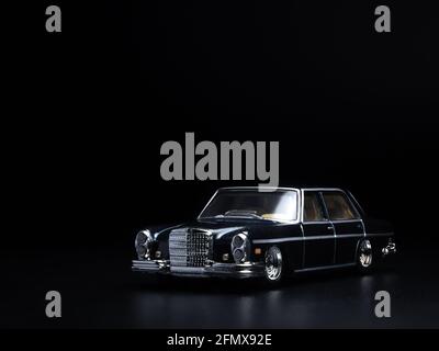 Hot Wheels im Maßstab 1:1/64 schwarz 1972 Mercedes-Benz 280 SEL 4.5 Dieacst Spielzeugauto auf dunkelschwarzem Hintergrund. Stockfoto