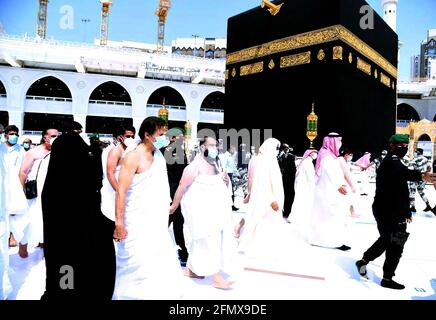 pakistanaa a s premierminister imran khan mitte gesehen mit seiner frau bushra bibi khan in schwarz wie er umrah oder kleine pilgerfahrt an der grossen moschee in mekka saudi arabien am 9 mai