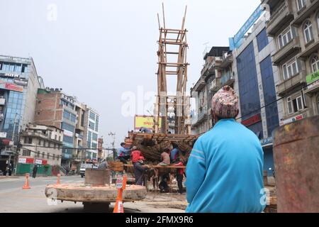 Kathmandu, Nepal. Mai 2021. Streitwagen von Rato Machhindranath erfassen im Rahmen, wie die Menschen beginnen, es zu machen, nachdem beschlossen, es mit Sicherheit inmitten der Coronavirus-Pandemie in Lalitpur ziehen. (Foto: Abhishek Maharjan/Pacific Press) Quelle: Pacific Press Media Production Corp./Alamy Live News Stockfoto