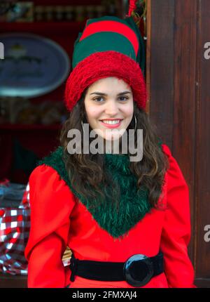 Mädchen mit Weihnachtskostüm auf dem Street Market, Funchal, Madeira Stockfoto