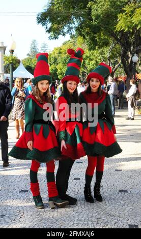 Mädchen mit Weihnachtskostüm auf dem Street Market, Funchal, Madeira Stockfoto