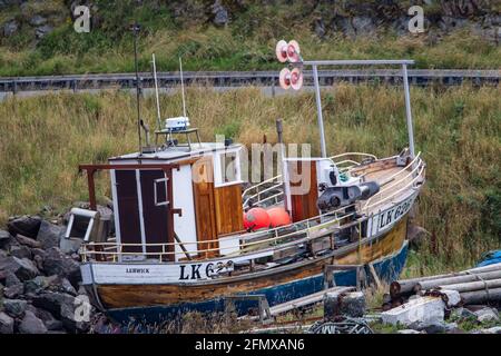 Das ursprünglich in Norwegen gebaute und in Lerwick, Shetland registrierte Fischereischiff LK626 liegt in Roesound, in der Nähe von Muckle Roe. Stockfoto