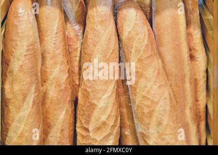 Frisches Brot auf dem Regal in Zellophan verpackt, Lebensmittelhintergrund Stockfoto