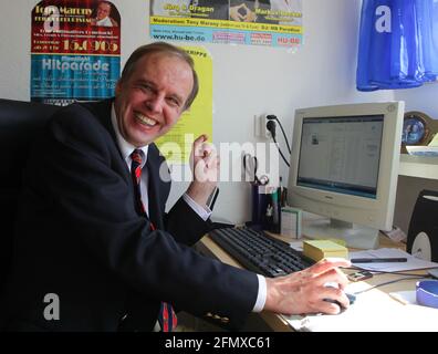 Die ehemalige Hälfte des sengenden Schäfers aus der TV-Reihe 'Bauer sucht Frau' ist frisch verliebt in Tony Marony Stockfoto