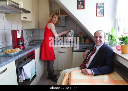 Die ehemalige Hälfte des sengenden Schäfers aus der TV-Reihe 'Bauer sucht Frau' ist frisch verliebt in Tony Marony Stockfoto