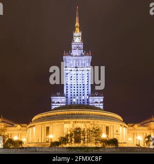 Palast der Kultur und Wissenschaft und Kongresshalle bei Nacht, Warschau, Polen Stockfoto