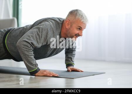 Nahaufnahme eines älteren Mannes, der zu Hause trainiert Stockfoto