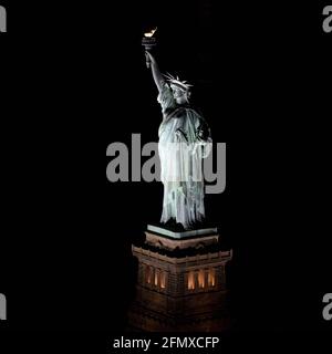 Eine Luftaufnahme der Freiheitsstatue bei Nacht, New York City, New York, Vereinigte Staaten von Amerika Stockfoto