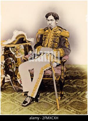 Kaiser Meiji (Mutsuhito) (1852-1912), war der 122. Kaiser von Japan (1867-1912) und der erste Monarch des Kaiserreichs von Japan, Porträtaufnahme von Uchida Kuichi, 1873 Stockfoto