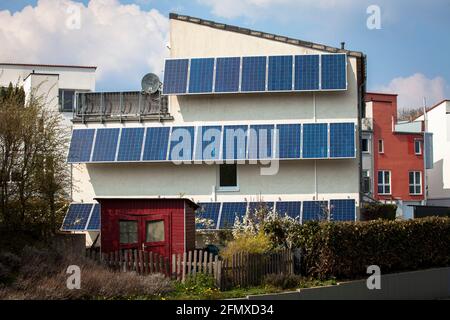 Photovoltaikmodule, Solarmodule auf einem Haus im Landkreis Eichlinghofen, Dortmund, Nordrhein-Westfalen, Deutschland. Photovoltaikanlage, Solarmodul A Stockfoto