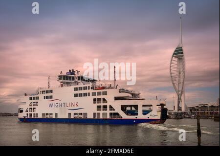 Die Fähre nach St. Clare, Isle of Wight, die den Hafen von Portsmouth verlässt, mit dem Emirates Spinnaker Tower im Hintergrund. Stockfoto