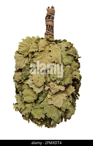 Besen aus trockener Eiche, isoliert auf weißem Hintergrund. Vertikale Ausrichtung Stockfoto