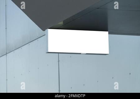 Blank weiß rechteckig imitierte Straße Schild an der grauen Wand Im Freien Stockfoto