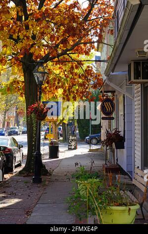 BORDENTOWN, New Jersey - 7 NOV 2020- Blick auf alte Gebäude auf der Farnsworth Avenue in der Innenstadt Bordentown, eine historische Stadt in Burlington County, New Jersey, vereint Stockfoto