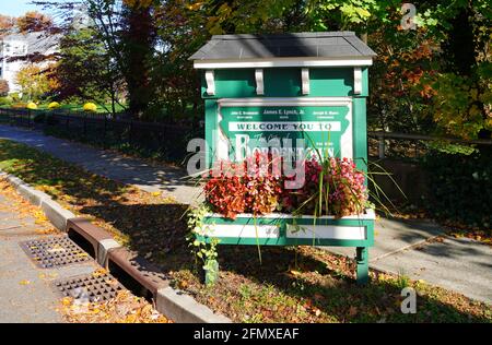 BORDENTOWN, NJ -7 NOV 2020- Blick auf ein Straßenschild am Eingang von Bordentown, einer historischen Stadt in Burlington County, New Jersey, USA. Stockfoto