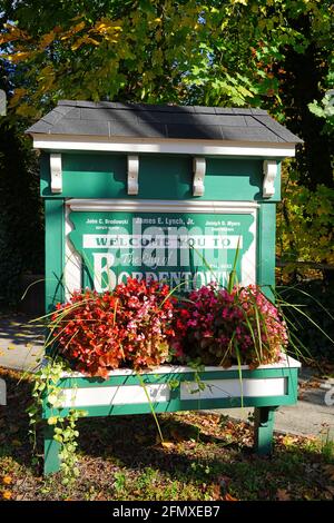 BORDENTOWN, NJ -7 NOV 2020- Blick auf ein Straßenschild am Eingang von Bordentown, einer historischen Stadt in Burlington County, New Jersey, USA. Stockfoto